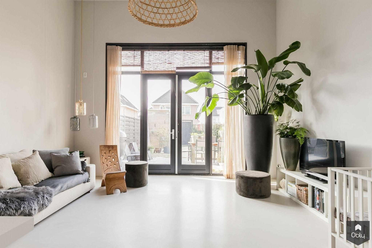 Nieuwbouw woning met verhoogde plafonds-Barbara Roest-alle,gietvloer interieur,lichte moderne woning,moderne keuken nieuwbouw,moderne nieuwbouwwoning,woning met hoge plafonds,Woonkamer,zwarte kozijnen interieur-OBLY