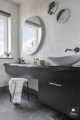 Notenhouten keuken en eiken badkamer in villa-BABBET. Interieur: Plan & Design-alle,Keuken-OBLY