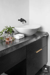 Notenhouten keuken en eiken badkamer in villa-BABBET. Interieur: Plan & Design-alle,Keuken-OBLY