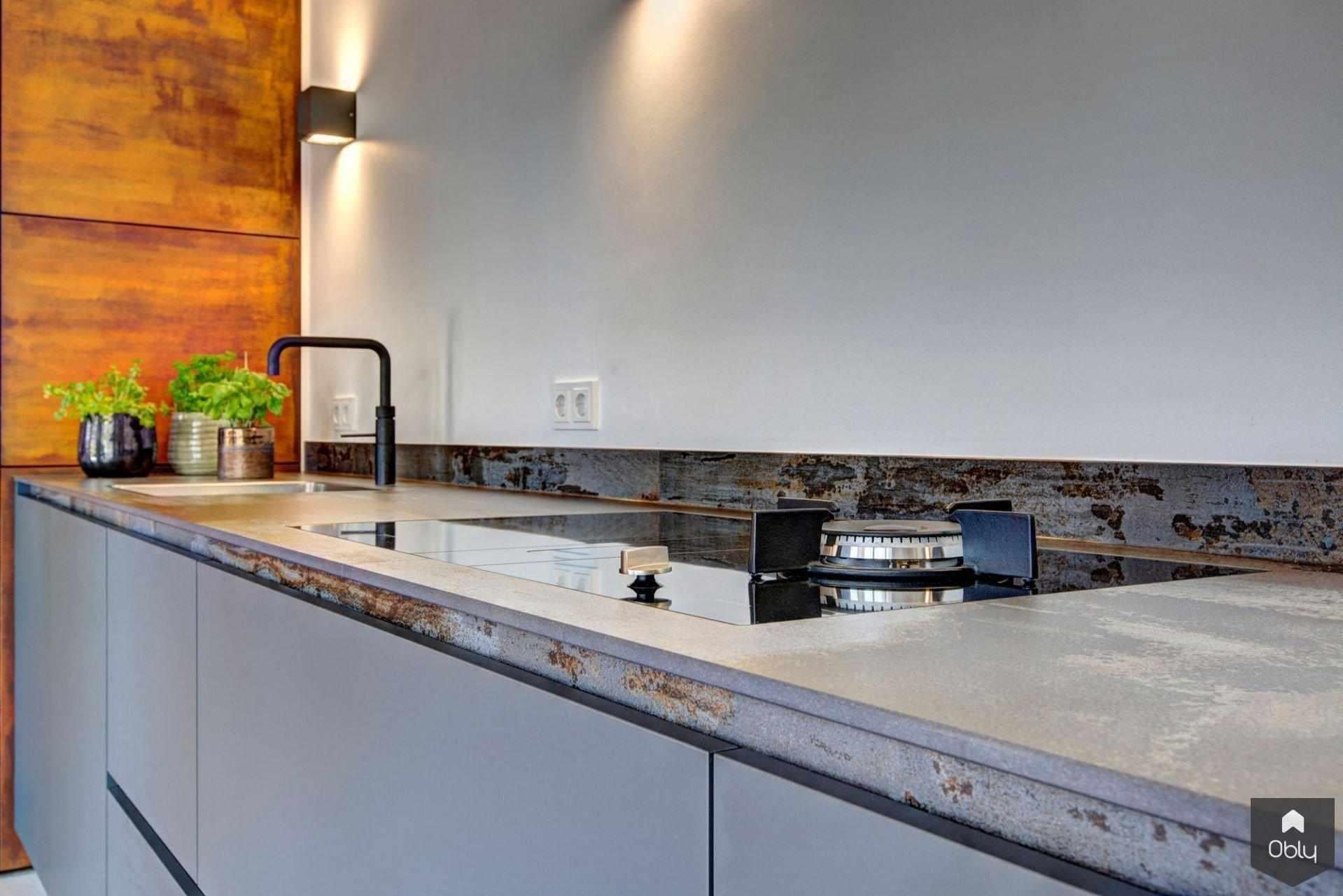 Overkapping en keukenontwerp-Kim&Co.-alle,Keuken,keukenontwerp,luxe buitenruimte,moderne aanbouw,moderne leefkeuken,overkapping met keuken,strak interieur-OBLY