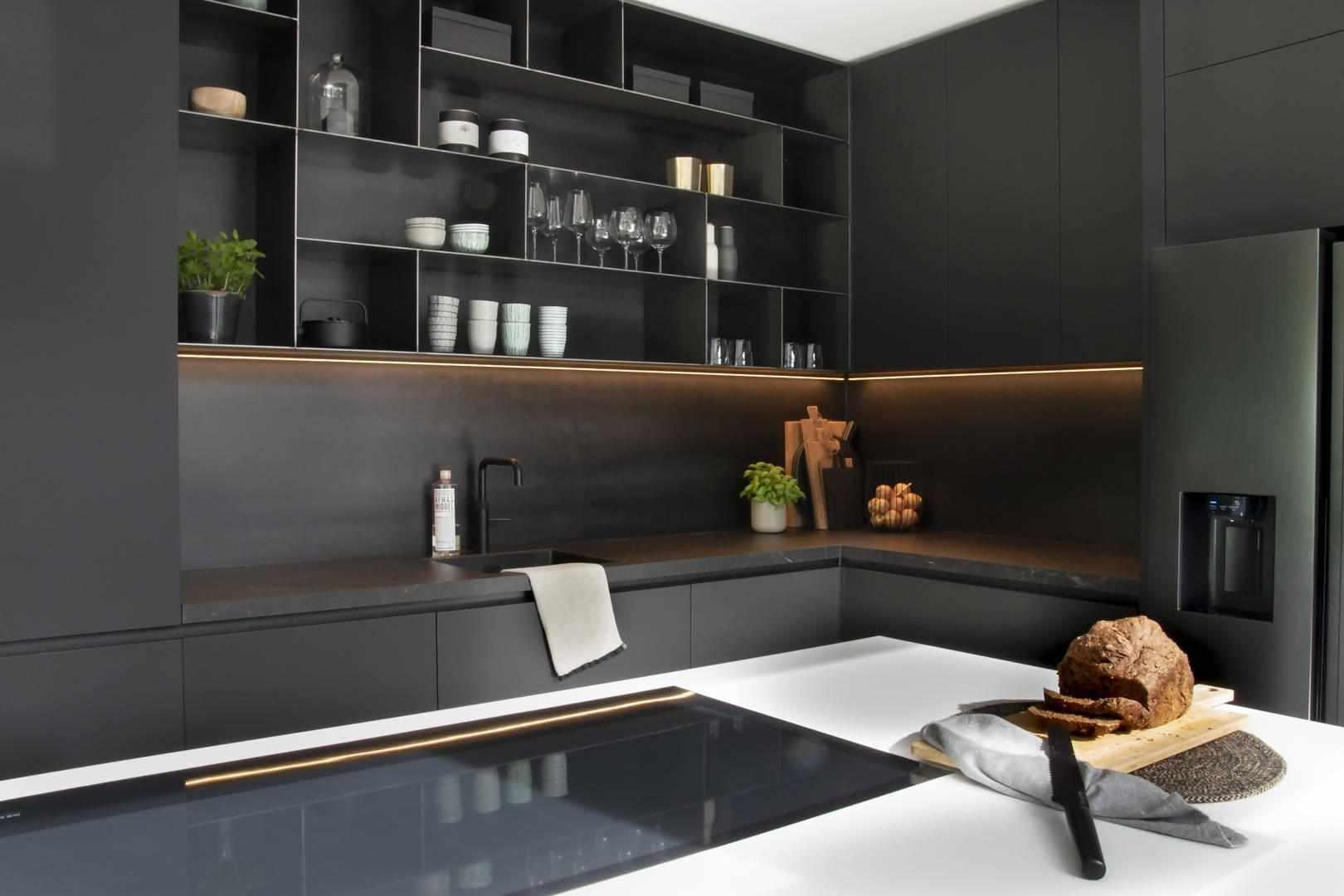 PERFECT MAATWERK-Stijn de Ruyter Interieurarchitectuur-blauw staal,design keuken,haard,hout,interieur design,kastindeling,keuken,keuken ontwerp,luxe keuken,maatwerk keuken,minimalistisch,moderne keuken,moeras eik,op maat gemaakt,open vakkenkast,perfect maatwerk,strak design,warme materialen,woonkeuken-Perfect maatwerk keuken-OBLY