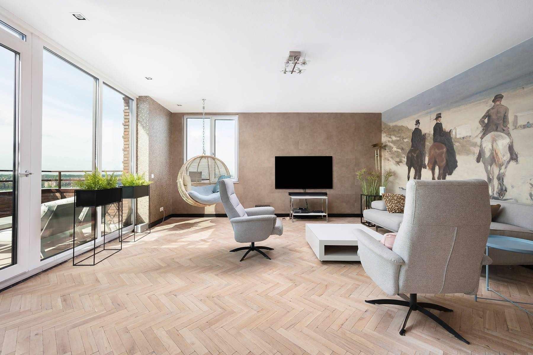 Planchette vloer appartement-The Woodstore-lichte woonkamer,moderne woonkamer,Vloer,Woonkamer,woonkamer met grote ramen,woonkamer met uitzicht,woonkamer met visgraat vloer-Planchette vloer appartement-OBLY
