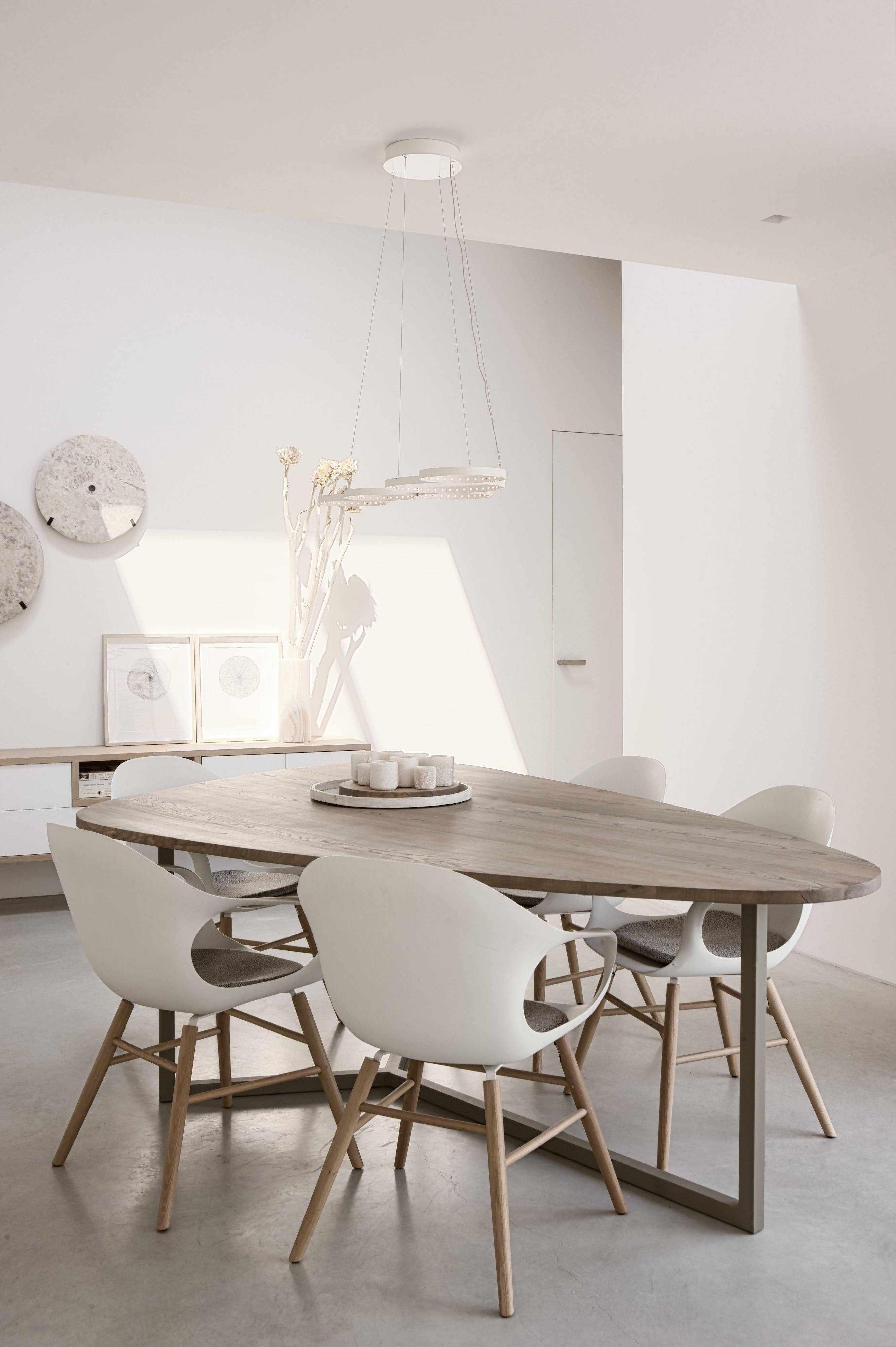 Plectrum tafel-Wijs wonen-Eetkamer,Massief hout,Minimalistisch interieur,Organische vorm,Stalen onderstel,Uniek meubel,woonkamer-Uniek tafel ontwerp in de vorm van een plectrum-OBLY