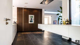 Renovatie bungalow met zwevende dakopbouw en maatwerk keuken-Van Os Architecten-Aanbouw,alle,dakopbouw,lichtinval,minimalistisch design,moderne renovatie,strakke lijnen,zwevend volume-Renovatie bungalow met zwevende dakopbouw | Van Os-OBLY