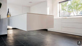 Renovatie bungalow met zwevende dakopbouw en maatwerk keuken-Van Os Architecten-Aanbouw,alle,dakopbouw,lichtinval,minimalistisch design,moderne renovatie,strakke lijnen,zwevend volume-Renovatie bungalow met zwevende dakopbouw | Van Os-OBLY