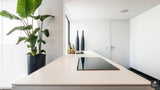 Renovatie bungalow met zwevende dakopbouw en maatwerk keuken-Van Os Architecten-Aanbouw,alle,dakopbouw,lichtinval,minimalistisch design,moderne renovatie,strakke lijnen,zwevend volume-Renovatie bungalow met zwevende dakopbouw | Van Os-OBLY