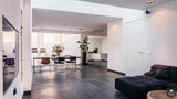 Renovatie bungalow met zwevende dakopbouw en maatwerk keuken-Van Os Architecten-Aanbouw,alle,dakopbouw,lichtinval,minimalistisch design,moderne renovatie,strakke lijnen,zwevend volume-Renovatie bungalow met zwevende dakopbouw | Van Os-OBLY