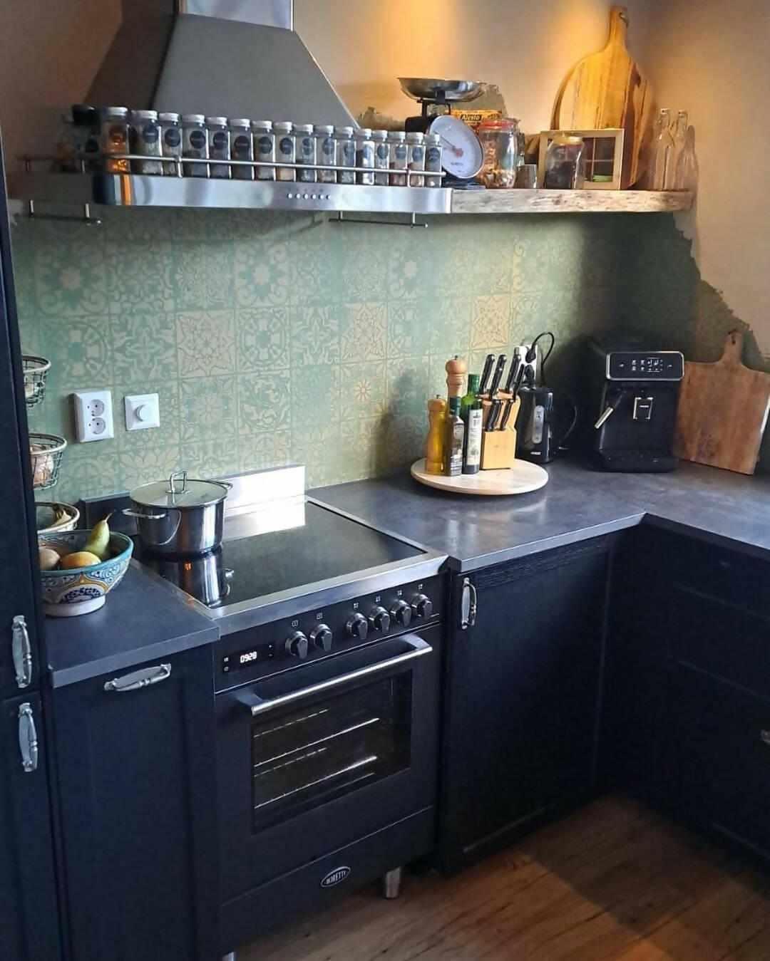 Restauratie in groen en bruin-RONALD RESTAURATIES-betonciré,decoratievewandafwerking,groenekeuken,karaktervollewoning,Keuken,keukenrenovatie,rustiekinterieur,stencildesign,vintageuitstraling-Restauratie in groen en bruin-OBLY