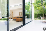 Schuifwand nieuwbouwwoning-Solarlux Nederland BV-Aanbouw,alle,aluminium schuifwand,binnen buiten verbinding,glazen schuifwand,grote glaspartijen,luxe woning,minimalistische woning,moderne architectuur,moderne villa,schuifpui naar tuin,veel daglicht interieur-OBLY