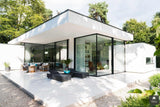 Schuifwand nieuwbouwwoning-Solarlux Nederland BV-Aanbouw,alle,aluminium schuifwand,binnen buiten verbinding,glazen schuifwand,grote glaspartijen,luxe woning,minimalistische woning,moderne architectuur,moderne villa,schuifpui naar tuin,veel daglicht interieur-OBLY