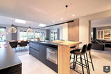 Sfeervol interieur met open leefkeuken en warme woonstijl-Dosis Keuken & Interieur-alle,design interieur,Keuken,leefkeuken,luxe villa,modern interieur,open keuken,villa inrichting,warme woonstijl,wonen met karakter-Sfeervol interieur met open leefkeuken | Dosis-OBLY