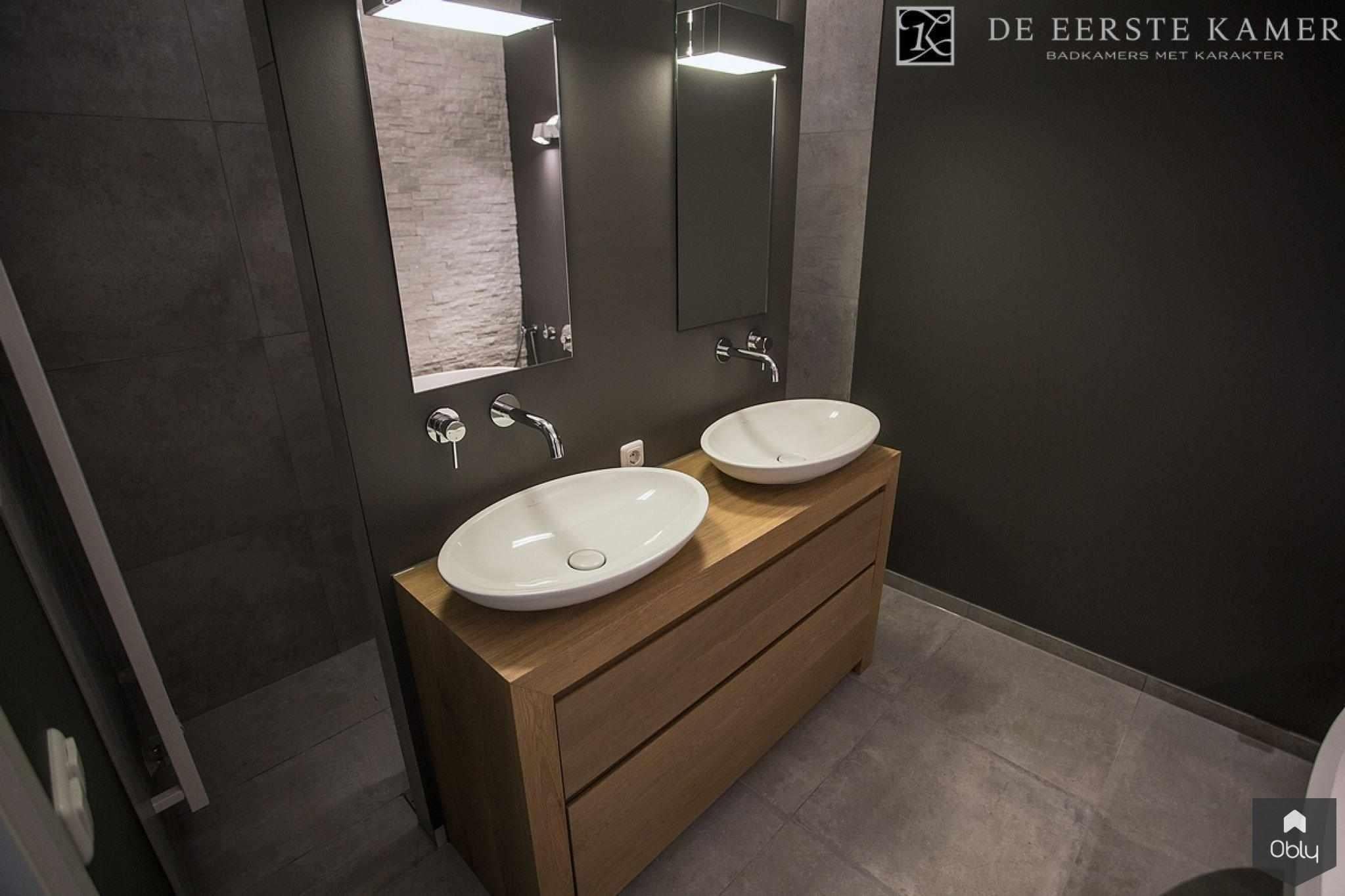 Sfeervolle badkamer met fraaie verlichting-De Eerste Kamer-alle,Badkamer,badkamer met inbouwverlichting,badkamer met tussenwand,badkamer met vrijstaand bad,badkamer met warme kleuren,gezellige badkamer inspiratie,inloopdouche modern,luxe badkamer sfeer,moderne badkamer met hout,sfeervolle badkamer verlichting-OBLY