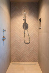 Slaapkamer met walk-in-closet en badkamer-en-suite-Huisvanbinnen-badkamer en suite,inloopdouche onder trap,luxe slaapkamer,maatwerk kledingkast,sfeervolle badkamer,slaapkamer,slaapkamer en suite,walk in closet inspiratie-Slaapkamer met walk-in-closet en badkamer-en-suite-OBLY