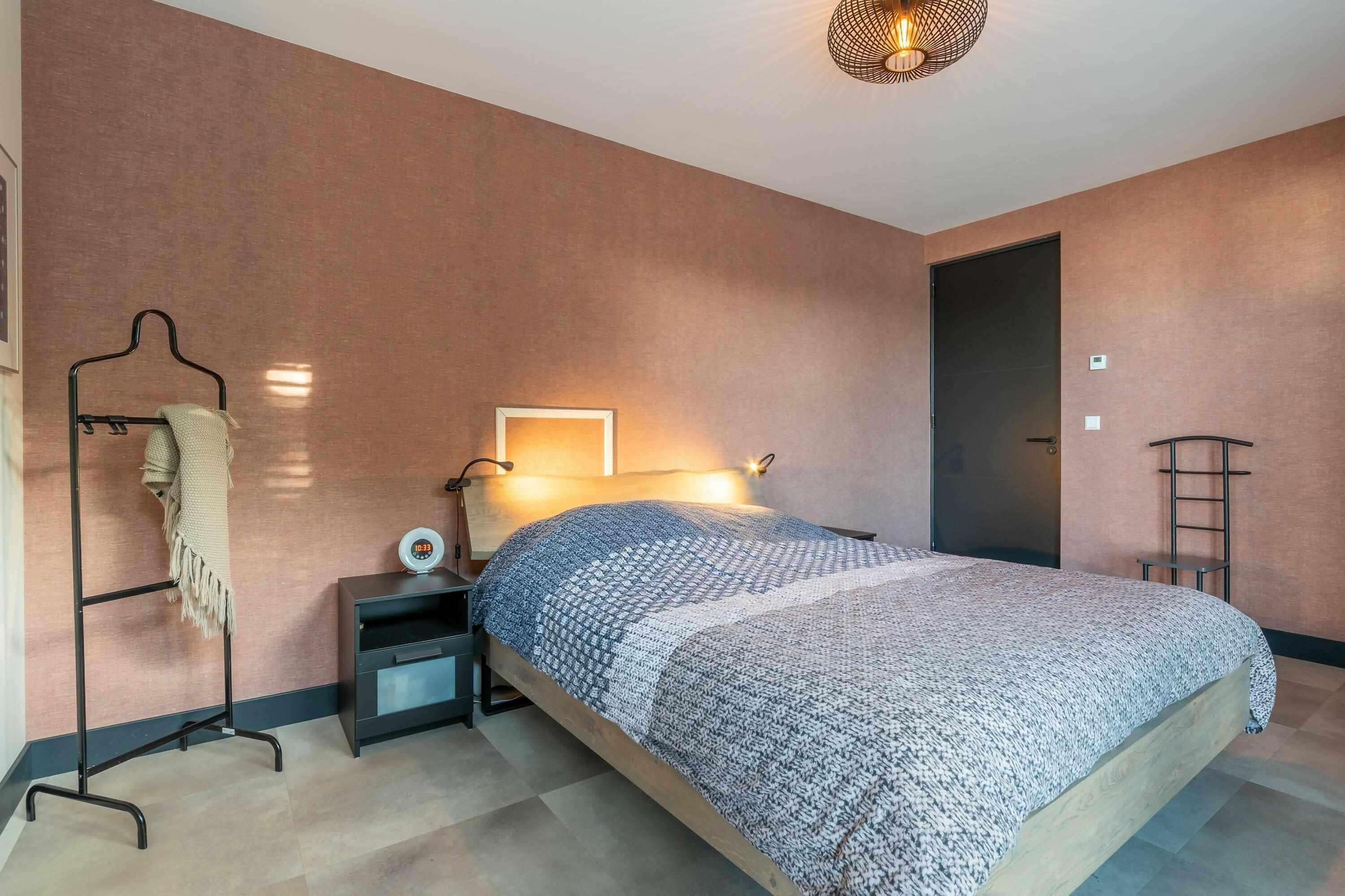 Slaapkamer met walk-in-closet en badkamer-en-suite-Huisvanbinnen-badkamer en suite,inloopdouche onder trap,luxe slaapkamer,maatwerk kledingkast,sfeervolle badkamer,slaapkamer,slaapkamer en suite,walk in closet inspiratie-Slaapkamer met walk-in-closet en badkamer-en-suite-OBLY