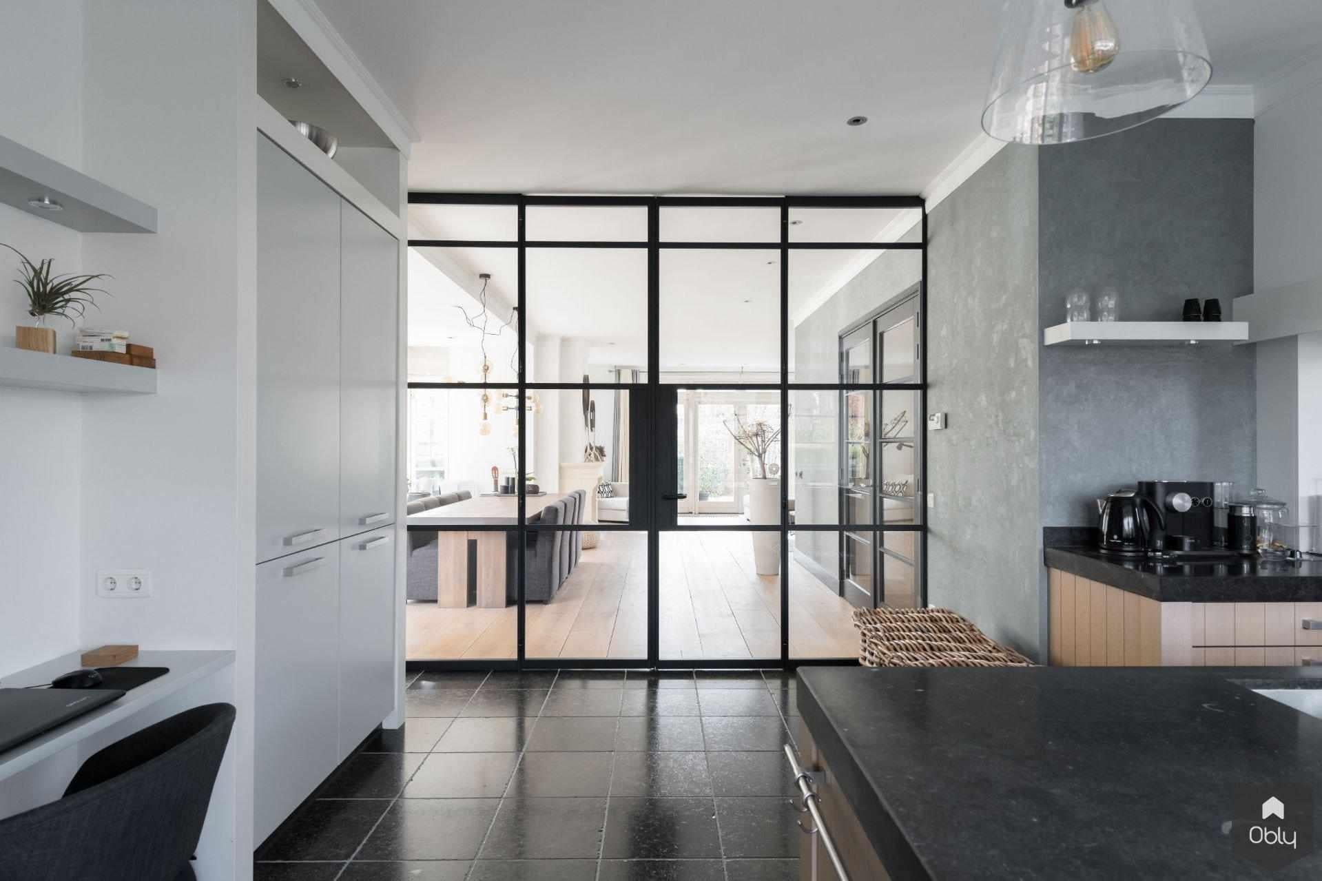 Staallook pui moderne jaren 30 villa-Interior Styling by Madeleine-alle,Eikenhouten vloer,Interieurontwerp,Keuken,Staal look deuren-OBLY