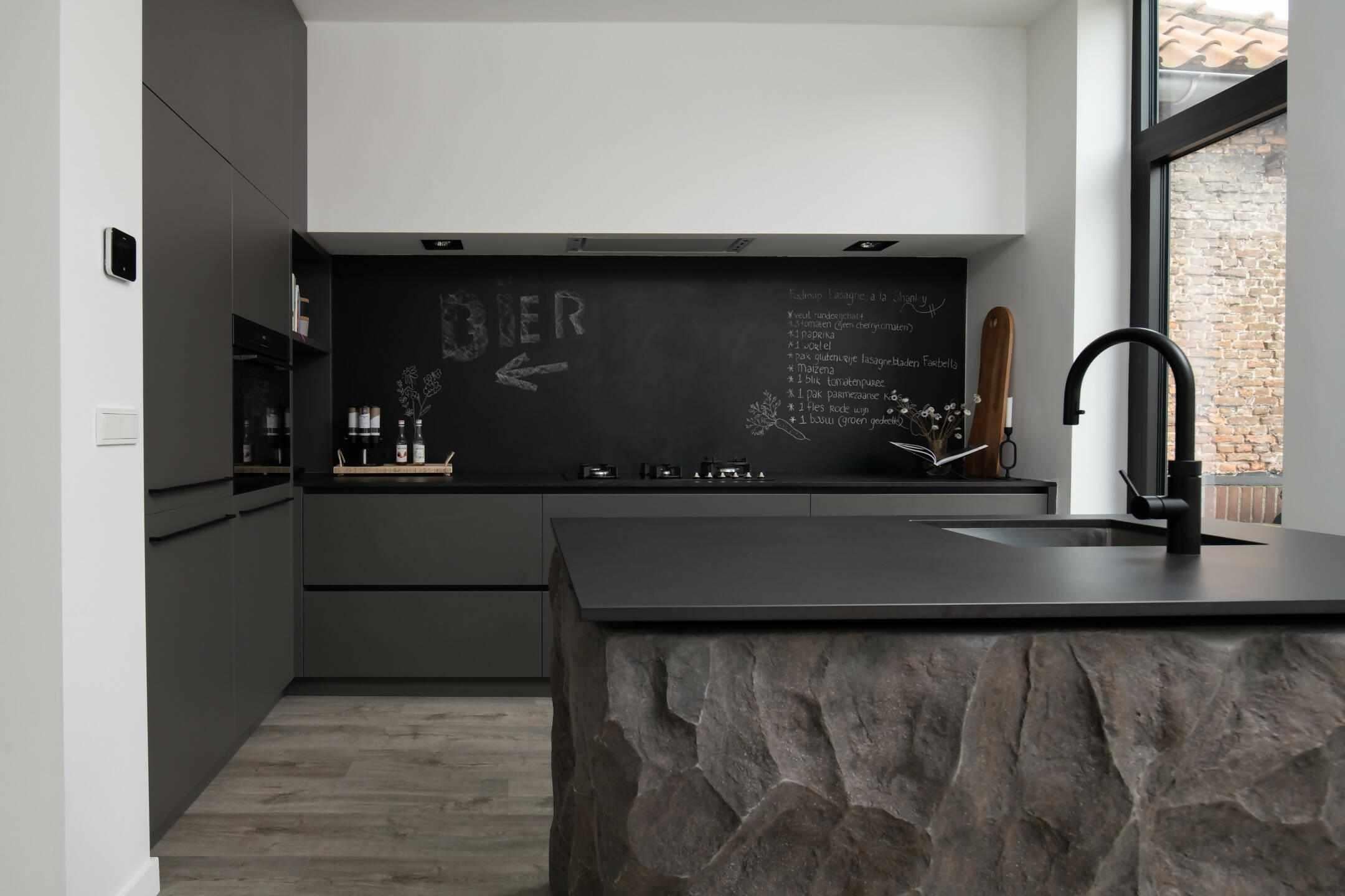 Stenen kookeiland-Verswijver Interieurconcepten-kookeiland-Stenen kookeiland met steenlook-OBLY