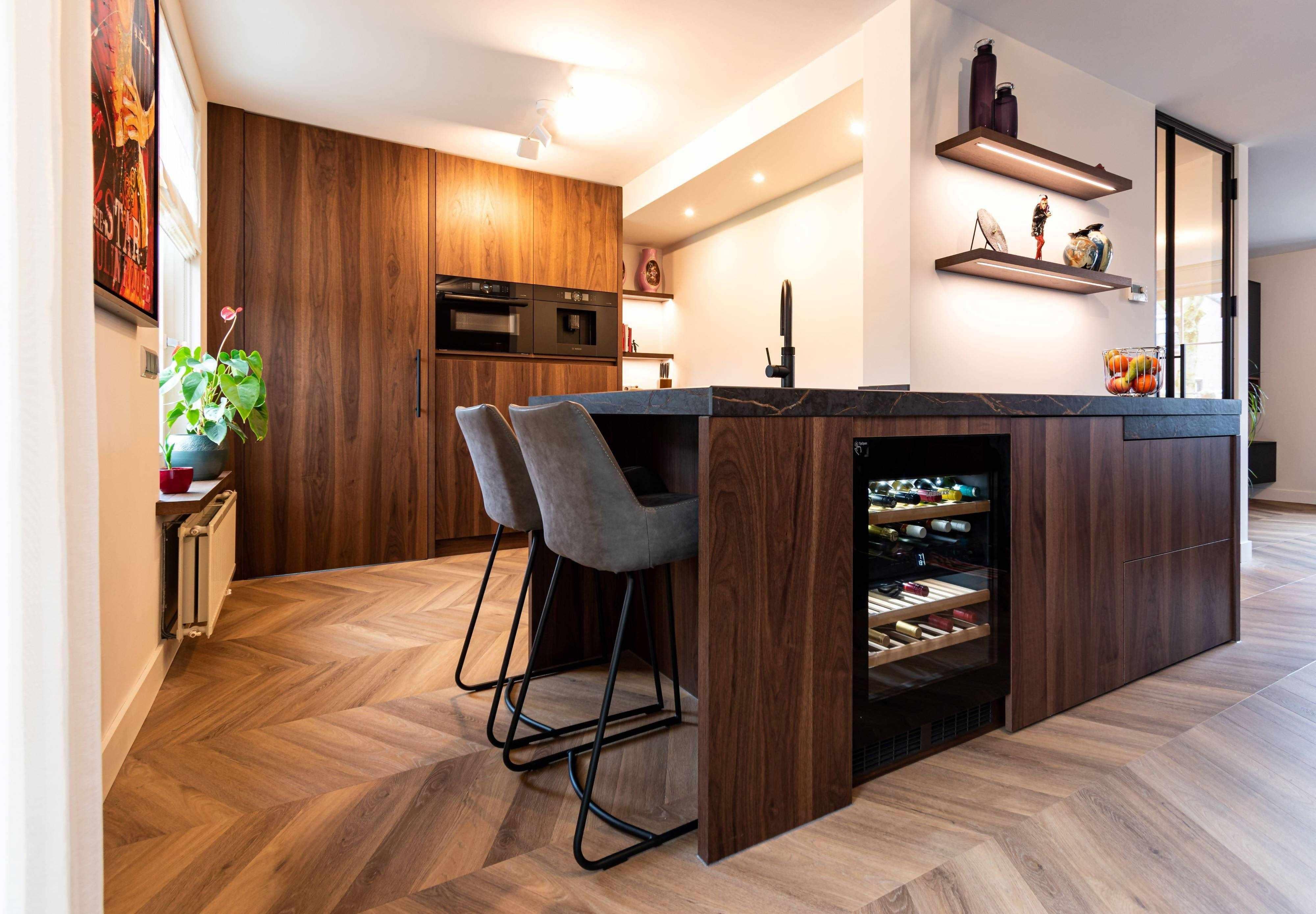 Stijlvolle benedenverdieping-Hout en Vorm-design keuken op maat,keuken met dekton werkblad,keuken met donker hout,luxe keuken met eiland,maatwerk keuken interieur,moderne keuken renovatie,open keuken woonkamer,Woonkamer-Stijlvolle benedenverdieping-OBLY