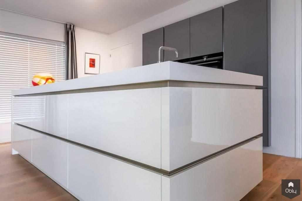 Strak Corian werkblad met verlijmde stollenwand-Cora Techniek-alle,Keuken,keuken met BORA inductiekookplaat,keuken met verlijmde stollenwand,luxe witte designkeuken,minimalistische woonkeuken,moderne keuken met kookeiland,naadloos Corian keukenblad,strak Corian werkblad,strakke maatwerk keuken-Strak Corian werkblad met verlijmde stollenwand | OBLY.com-OBLY