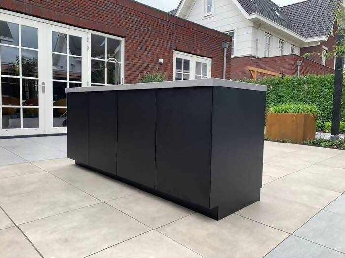 Strakke buitenkeuken met inductie-COOXS-alle,buiten koken met inductiekookplaat,design buitenkeuken met Dekton werkblad,luxe buitenkeuken inspiratie,minimalistische tuinkeuken,moderne buitenkeuken zwart,moderne tuin met buitenkeuken,stijlvolle zwarte buitenkeuken,strakke buitenkeuken met inductie,tuin-Strakke buitenkeuken met inductie-OBLY