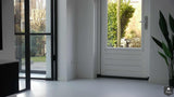 Strakke gietvloer in moderne woning-MC Gietvloeren-alle,Woonkamer-OBLY