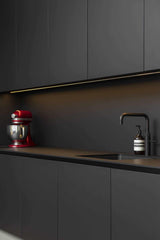 Strakke keuken met donkere kastenwand en RVS kookeiland-Mereno-Keuken-OBLY