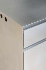 Strakke keuken met donkere kastenwand en RVS kookeiland-Mereno-Keuken-OBLY