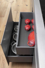 Strakke keuken met donkere kastenwand en RVS kookeiland-Mereno-Keuken-OBLY