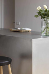 Strakke keuken met donkere kastenwand en RVS kookeiland-Mereno-Keuken-OBLY