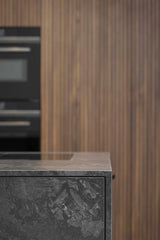 Strakke keuken met marmerlook keukenblok-Mereno-Keuken-OBLY