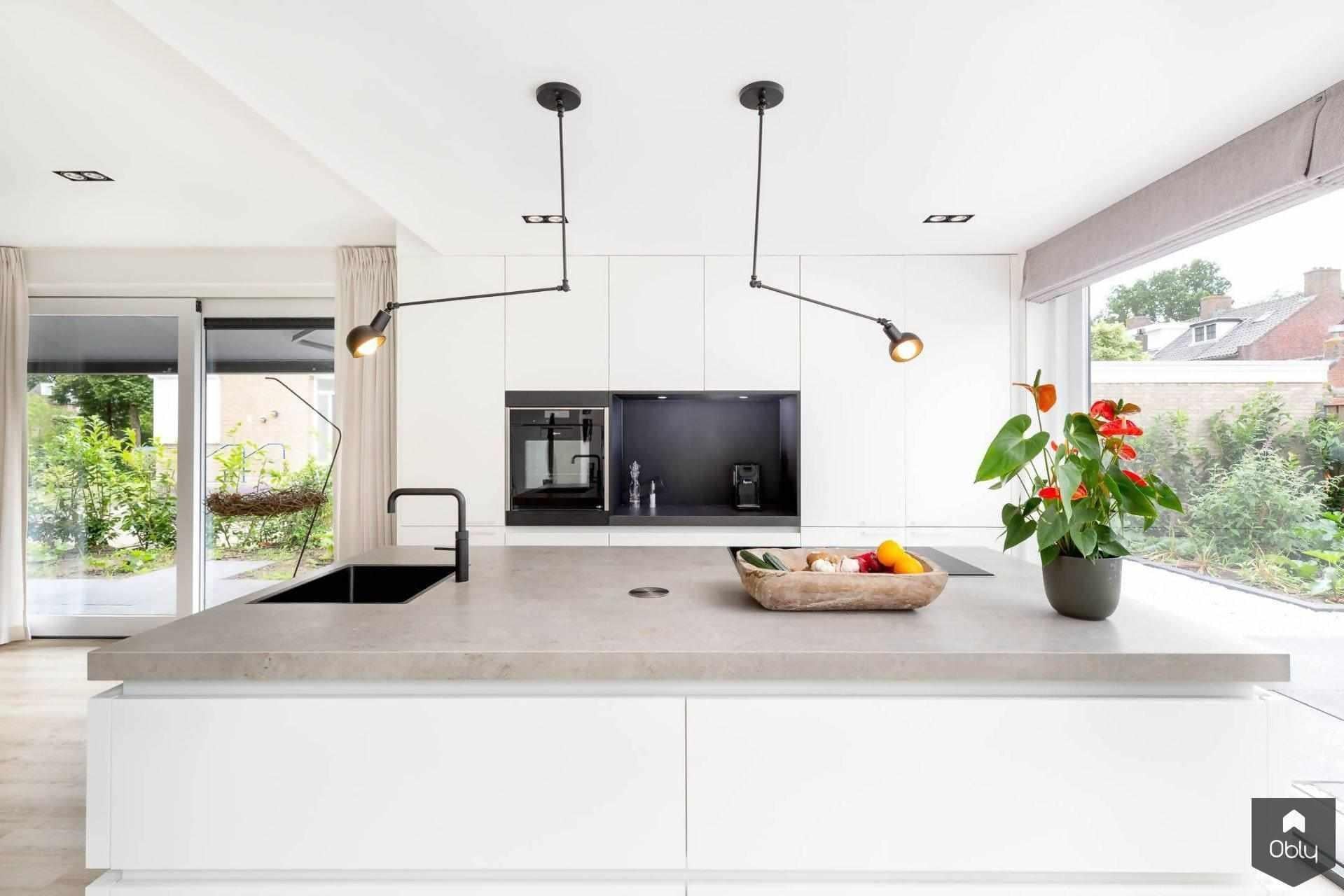 Strakke woning met kleurrijke kunst-Verswijver Interieurconcepten-alle,Keuken,keuken met kookeiland modern,minimalistische keuken,moderne witte keuken,open keuken met kookeiland,strakke moderne keuken,Woonkamer-Strakke woning met kleurrijke kunst | OBLY.com-OBLY