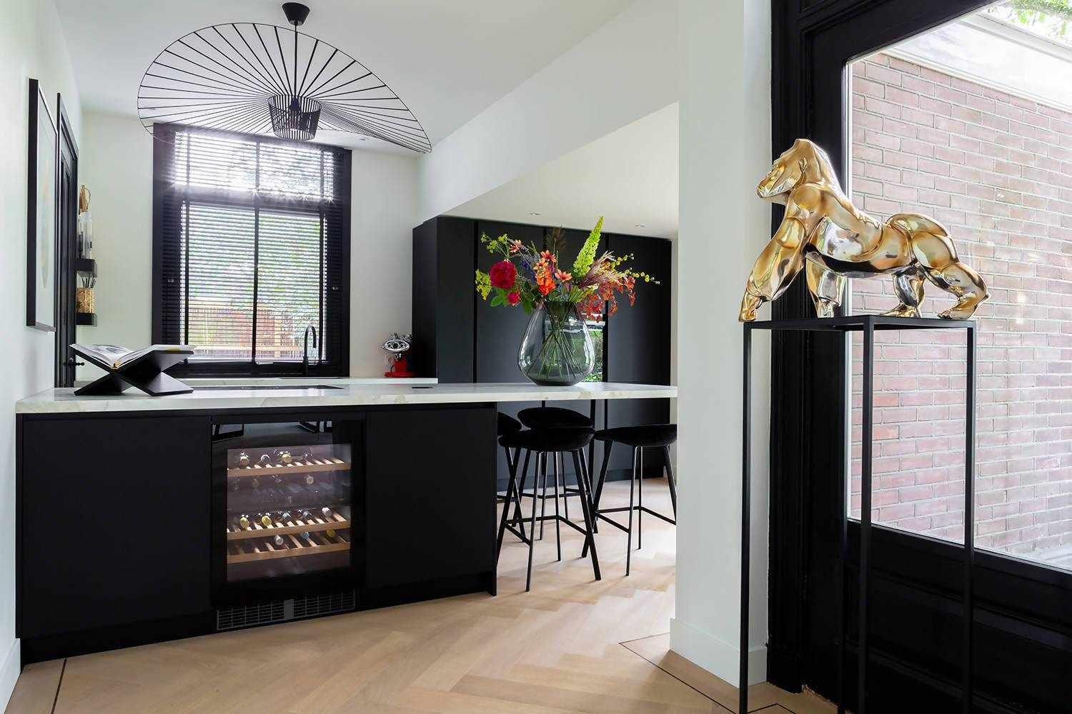 Strakke zwart-wit keuken-Keukenstudio Stormink-Keuken-OBLY