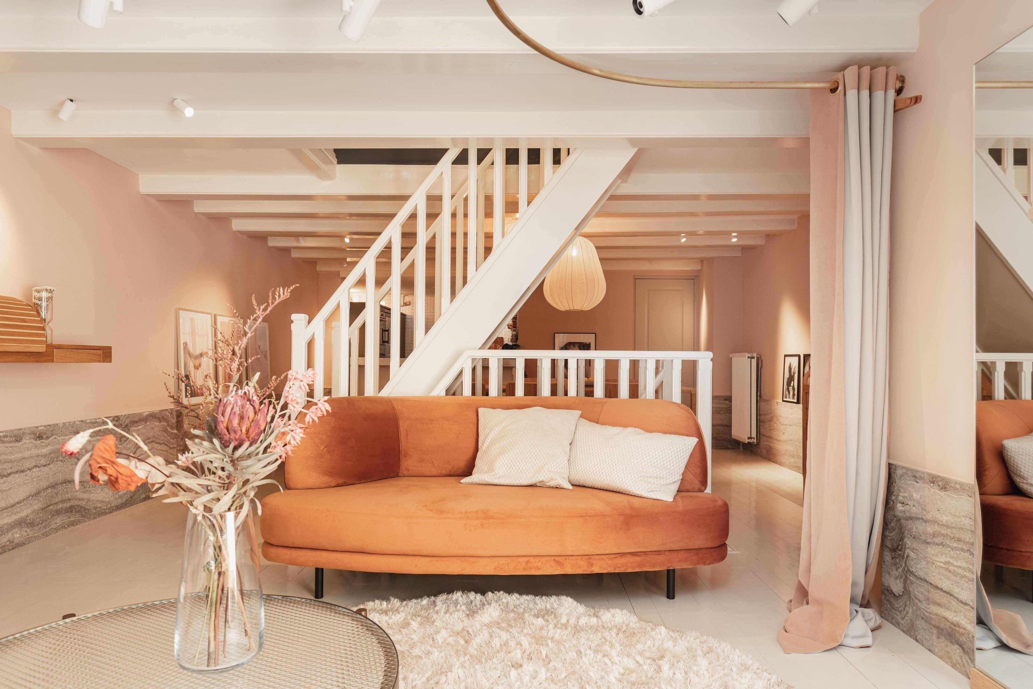 Totale renovatie woning met kantoor-Studio Lieke Sanders-alle,donkergroen interieur,kantoor aan huis,lichte afwerking,maatwerk keuken,modern interieur,sfeervolle verlichting,Slaapkamer,stijlvolle inrichting,travertin,warme tinten,woning renovatie,woon-werk combinatie,Woonkamer-Totale renovatie woning met kantoor -OBLY