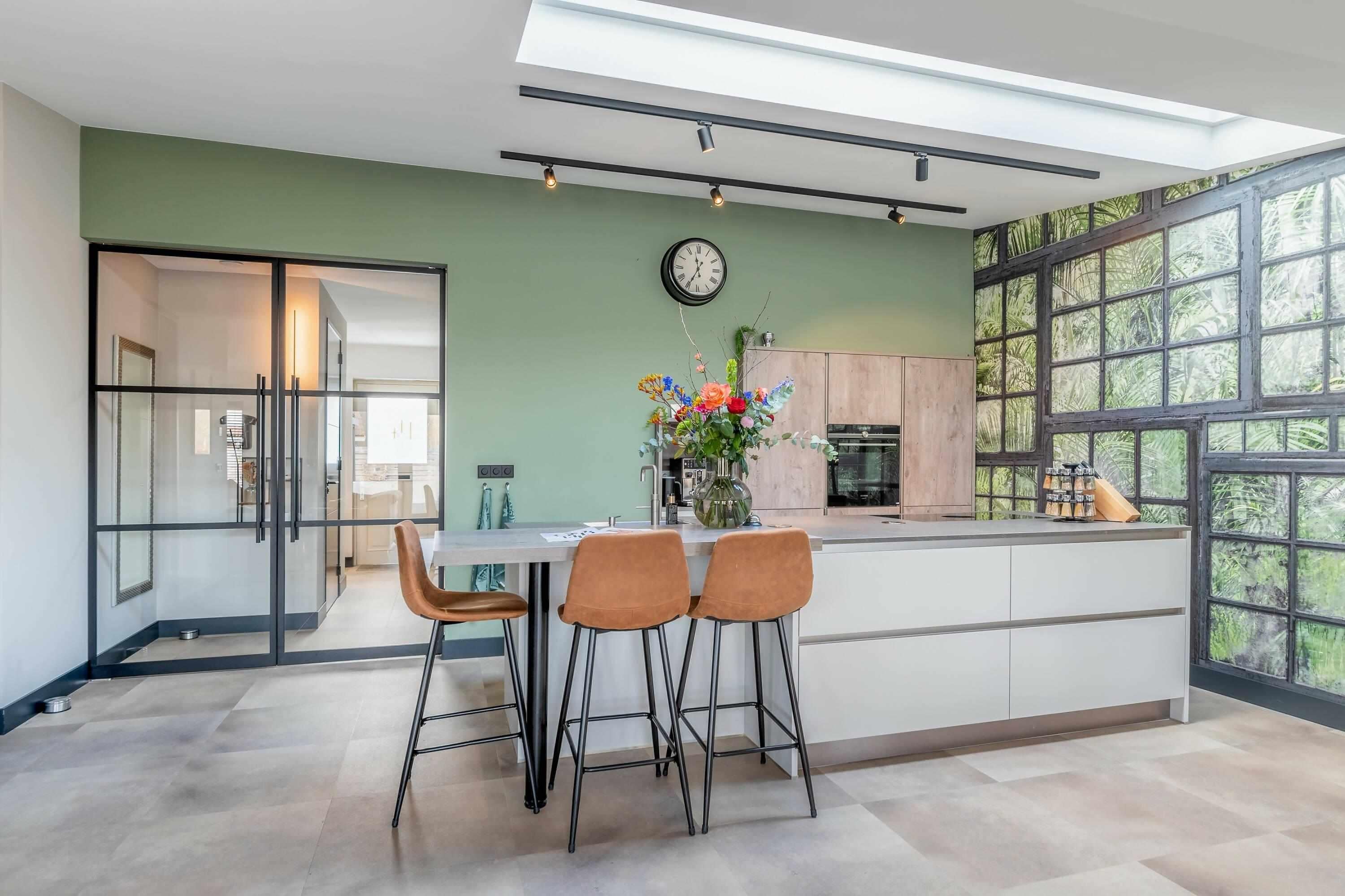 Totale verbouwing verouderde woning-Huisvanbinnen-daklicht interieur,lichte woonruimte,maatwerk keuken onder trap,moderne entreehal,moderne gezinswoning,open keuken ontwerp,ruimtelijke woonkamer,totale woningverbouwing,verouderde woning renovatie,woonkamer-Totale verbouwing verouderde woning-OBLY