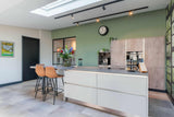 Totale verbouwing verouderde woning-Huisvanbinnen-daklicht interieur,lichte woonruimte,maatwerk keuken onder trap,moderne entreehal,moderne gezinswoning,open keuken ontwerp,ruimtelijke woonkamer,totale woningverbouwing,verouderde woning renovatie,woonkamer-Totale verbouwing verouderde woning-OBLY