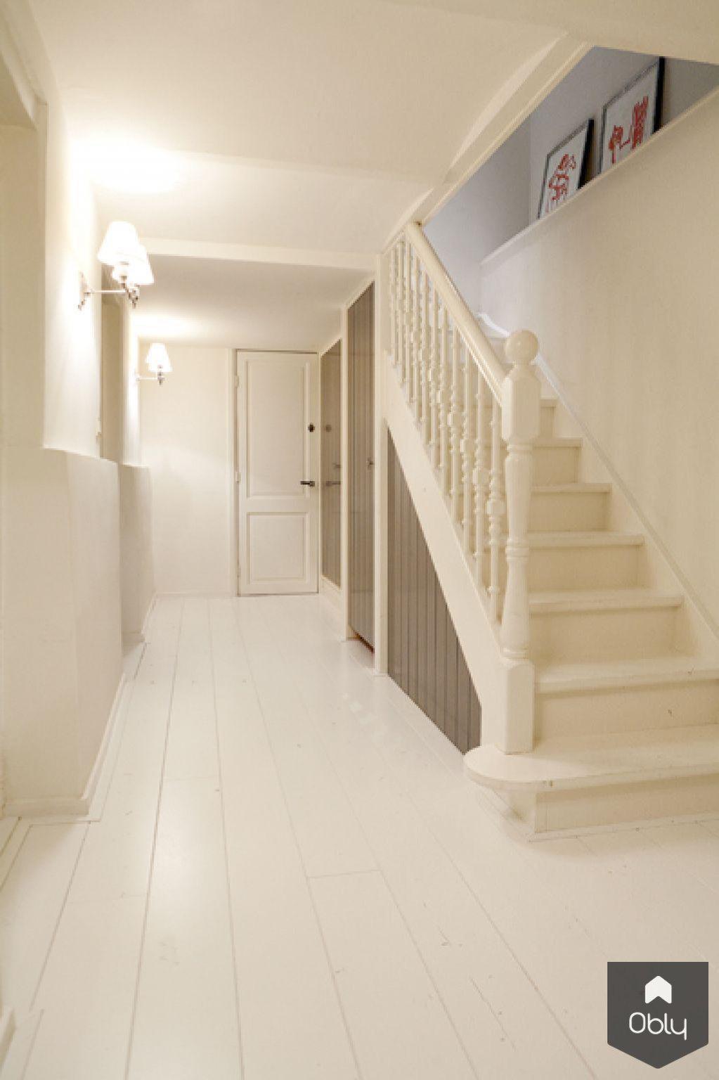 Trap en hallen klassiek herenhuis Amsterdam oud zuid-Suzanne-Holtz-Studio-alle,Entree hal trap,herenhuis amsterdam oud zuid,houten trapafscheiding,karakteristieke woning details,klassieke entree hal,lichte hal inspiratie,stijlvolle overloop inrichting,wandpanelen op maat-OBLY