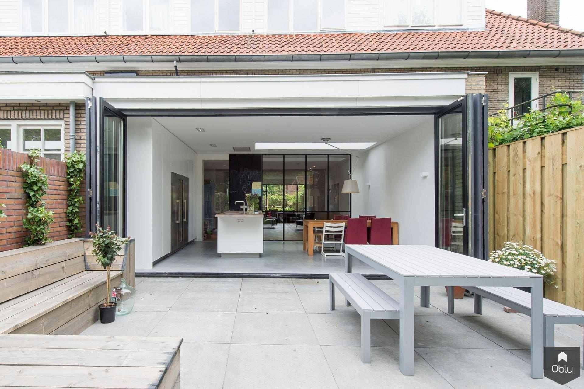 Uitbouw en renovatie jaren 30 woning-De Goede Bouw-alle,jaren 30 woning renovatie,lichtstraat aanbouw,moderne jaren 30 woning,open leefruimte,stalen deuren,uitbouw woning,woning verbouwen,Woonkamer-OBLY
