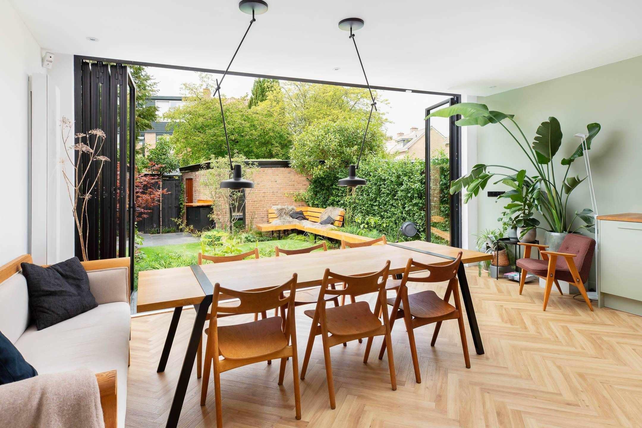 Uitbouw met Solarlux vouwwanden-Solarlux Nederland BV-Aanbouw,aanbouw inspiratie,aanbouw met glas,aanbouw woning,alle,binnen buiten wonen,glazen aanbouw,leefruimte aanbouw,moderne aanbouw,open woonruimte,Tuinen,woning aanbouw,woning uitbreiding,Woonkamer-Uitbouw met Solarlux vouwwanden | OBLY.com-OBLY