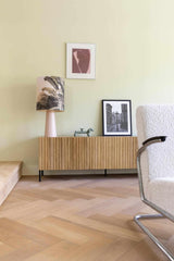 Uitbouw tv kamer-Pleun Interiors-gezellige zithoek,interieur met behang,lichte woonkamer,modern behang woonkamer,sfeervolle woonkamer,stijlvolle tv kamer,tijdloos interieur,tv kamer,uitbouw,warme woonkamer inrichting,woonkamer inspiratie-Uitbouw tv kamer met tijdloos behang-OBLY