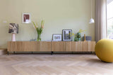 Uitbouw tv kamer-Pleun Interiors-gezellige zithoek,interieur met behang,lichte woonkamer,modern behang woonkamer,sfeervolle woonkamer,stijlvolle tv kamer,tijdloos interieur,tv kamer,uitbouw,warme woonkamer inrichting,woonkamer inspiratie-Uitbouw tv kamer met tijdloos behang-OBLY