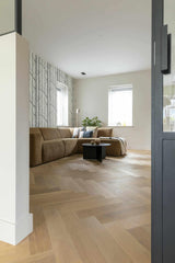 Uitbouw tv kamer-Pleun Interiors-gezellige zithoek,interieur met behang,lichte woonkamer,modern behang woonkamer,sfeervolle woonkamer,stijlvolle tv kamer,tijdloos interieur,tv kamer,uitbouw,warme woonkamer inrichting,woonkamer inspiratie-Uitbouw tv kamer met tijdloos behang-OBLY