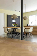 Uitbouw tv kamer-Pleun Interiors-gezellige zithoek,interieur met behang,lichte woonkamer,modern behang woonkamer,sfeervolle woonkamer,stijlvolle tv kamer,tijdloos interieur,tv kamer,uitbouw,warme woonkamer inrichting,woonkamer inspiratie-Uitbouw tv kamer met tijdloos behang-OBLY