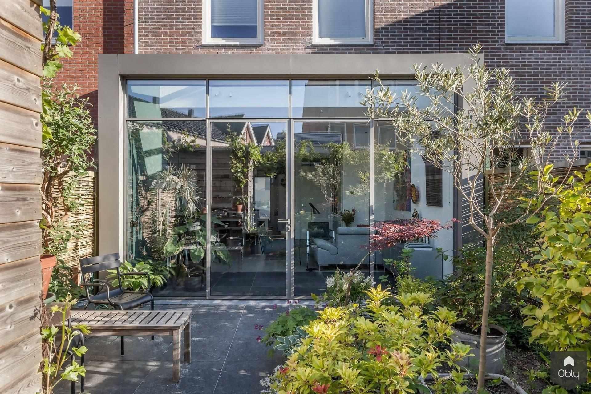 Uitbouw van glas en staal-HOYT Architecten & Bouwmanagers-Aanbouw,alle,glas staal woning,glazen aanbouw,industriële uitbouw,moderne uitbouw,serre aanbouw,stalen kozijnen aanbouw,uitbouw glas staal-Uitbouw van glas en staal | OBLY.com-OBLY