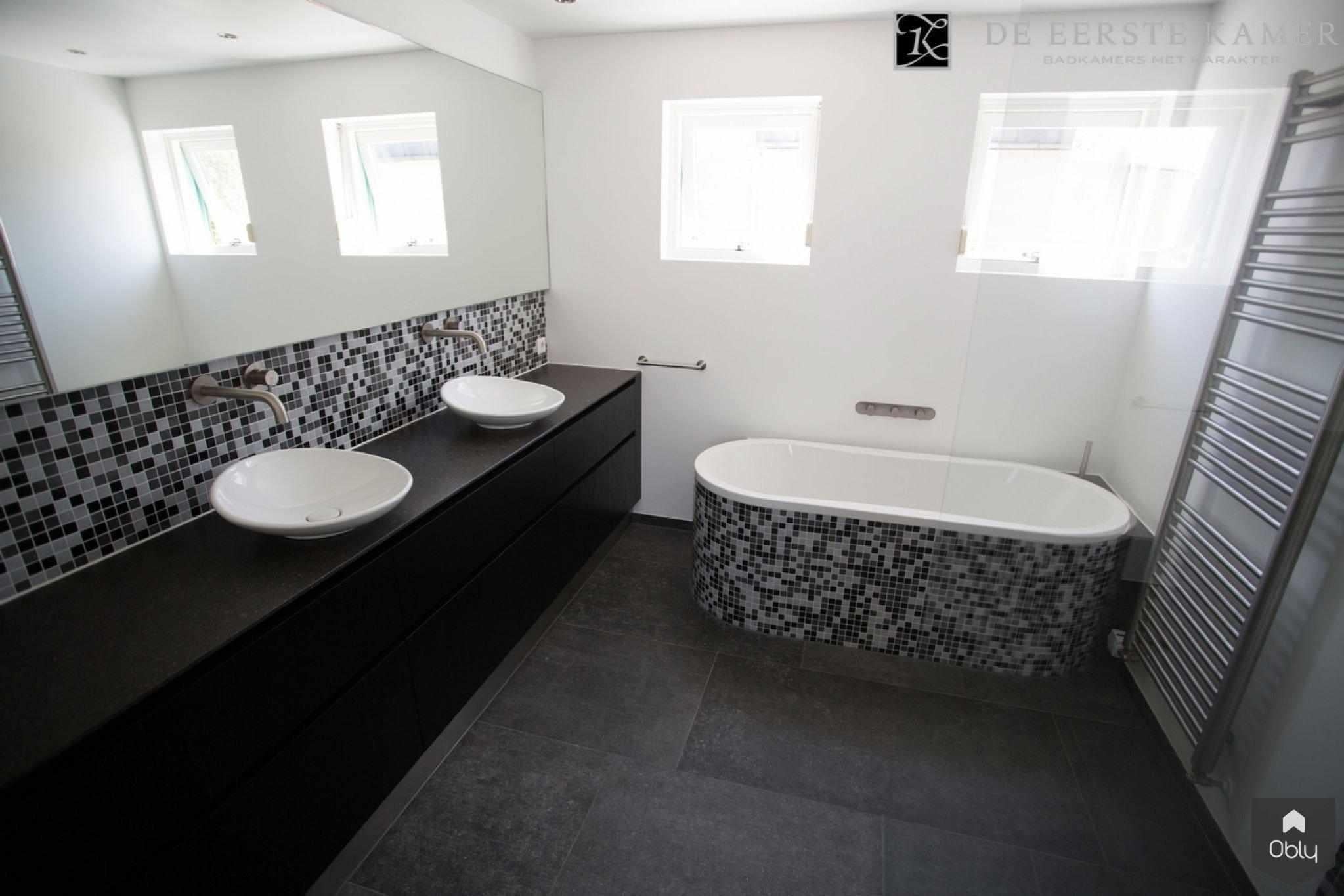 Unieke badkamer-De Eerste Kamer-alle,Badkamer,badkamer met nis,badkamer met opbergnissen,badkamer met spiegelwand,design badkamer op maat,luxe badkamer details,moderne badkamer indeling,moderne inloopdouche plafond,unieke badkamer inspiratie-OBLY