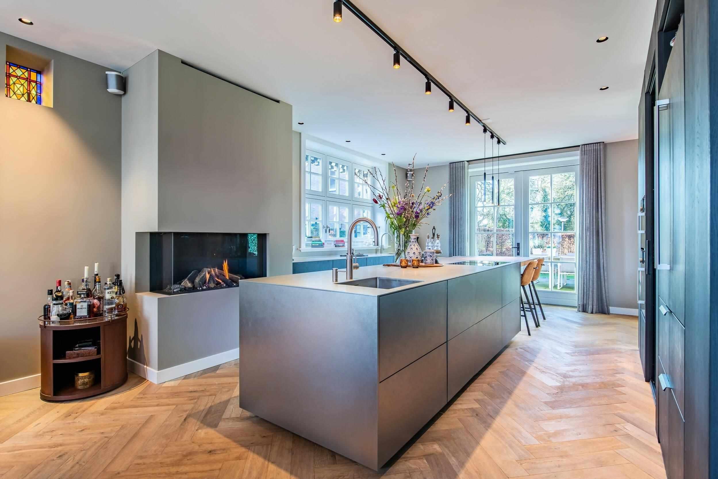 Verbouwing Monumentaal Gemeentehuis-INGE VAN POPPEL INTERIEURARCHITECTUUR-#KeukenInspiratie,#Leefkeuken,#LuxeKeuken,#ModernInterieur,#MonumentaalWonen,#Visgraatvloer,#WarmInterieur,keuken-OBLY