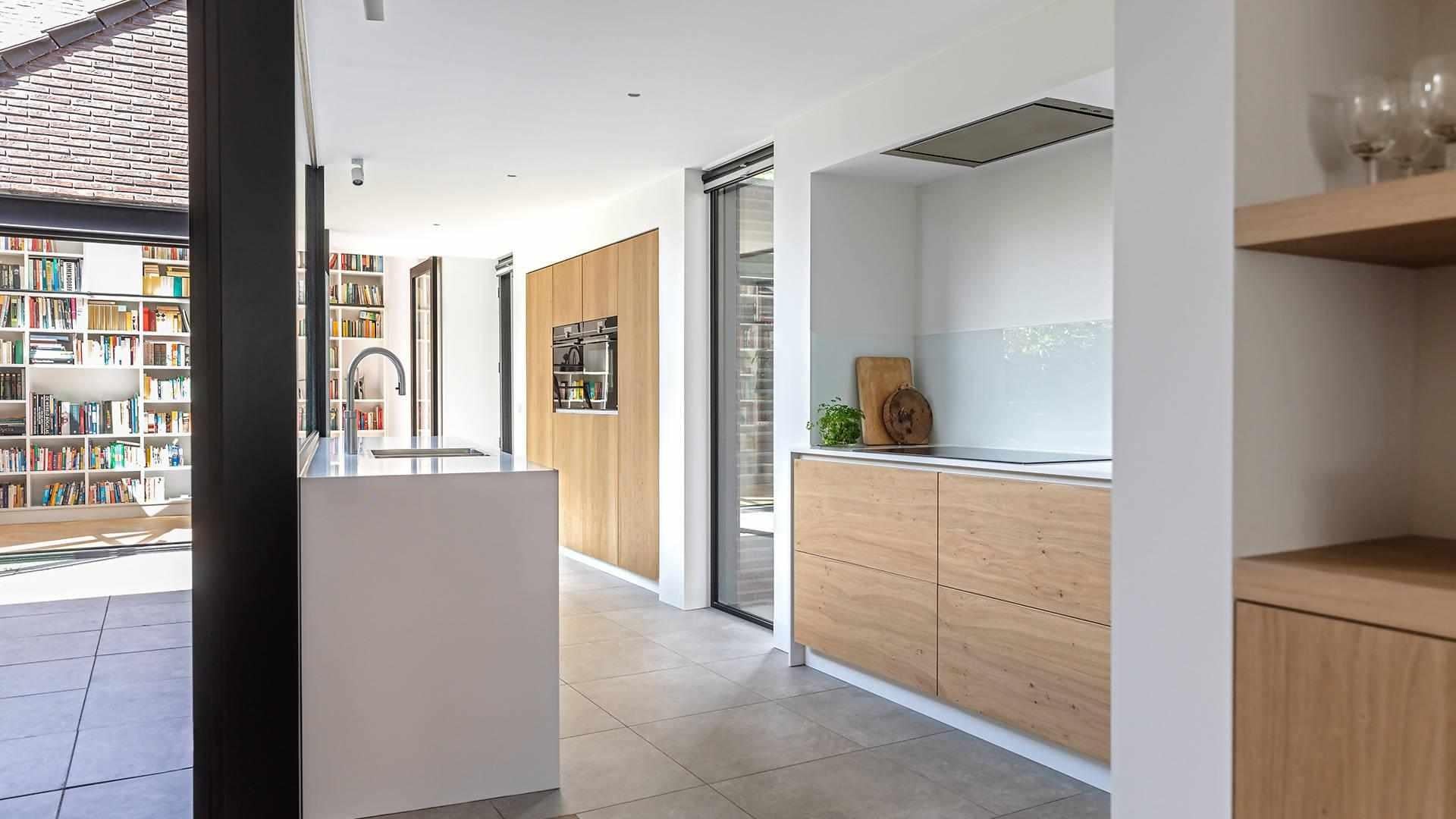 Verbouwing en uitbreiding hoekhuis-Kraal architecten-aanbouw,harmonica deuren,hoekhuis verbouwing,Keuken,maatwerk boekenkast,minimalistische keuken,patio verbinding-Verbouwing van hoekhuis en uitbreiding-OBLY