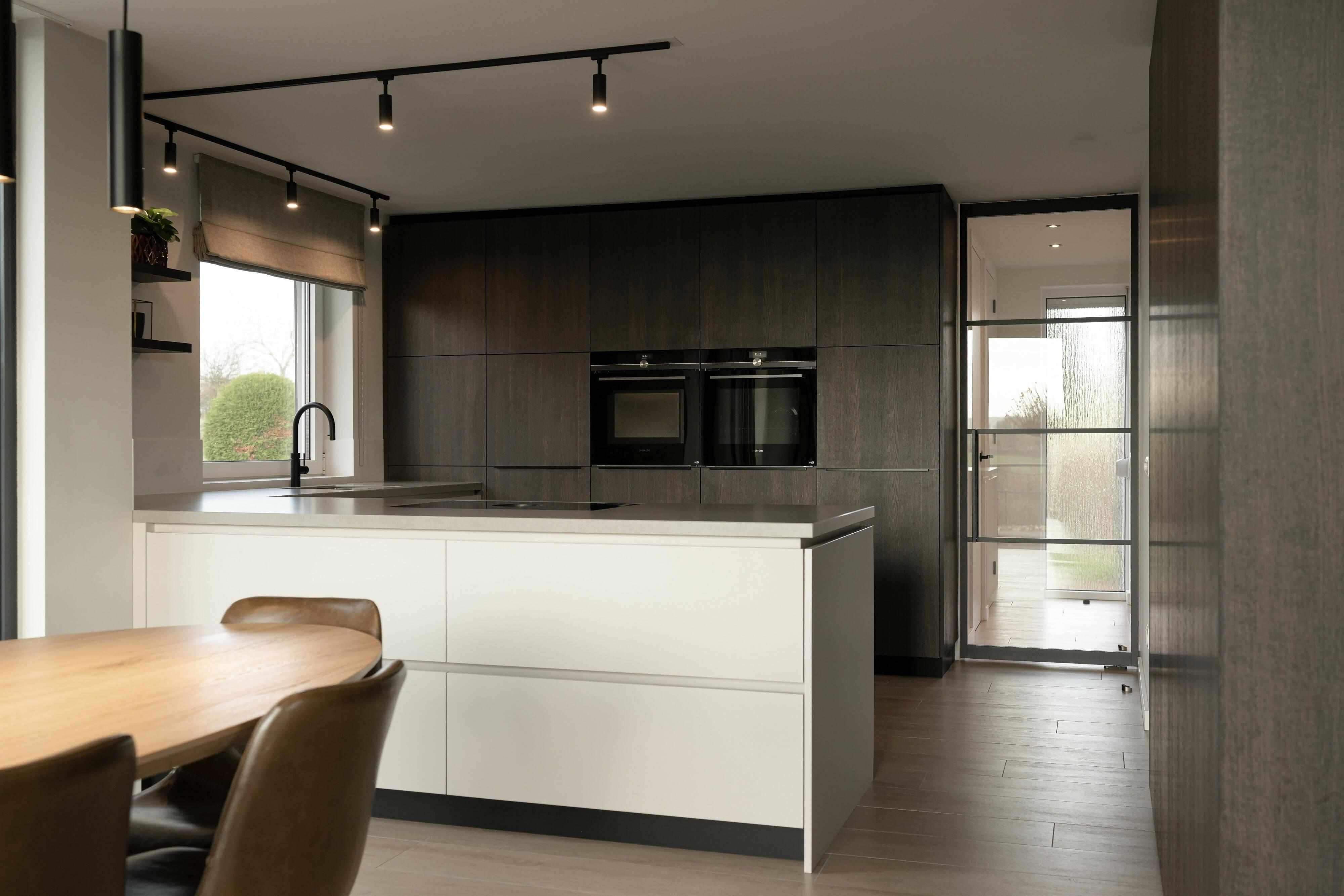 Verbouwing met zichtlijnen-Elke Speck interieurontwerp-donkere houttinten,kamer ensuite meubels,luxe woonkamerinrichting,maatwerk interieurdesign,maatwerk tv meubel,moderne woningverbouwing,open leefruimte,stijlvolle woonarchitectuur,verbouwing met zichtlijnen,Woonkamer-Verbouwing met zichtlijnen-OBLY