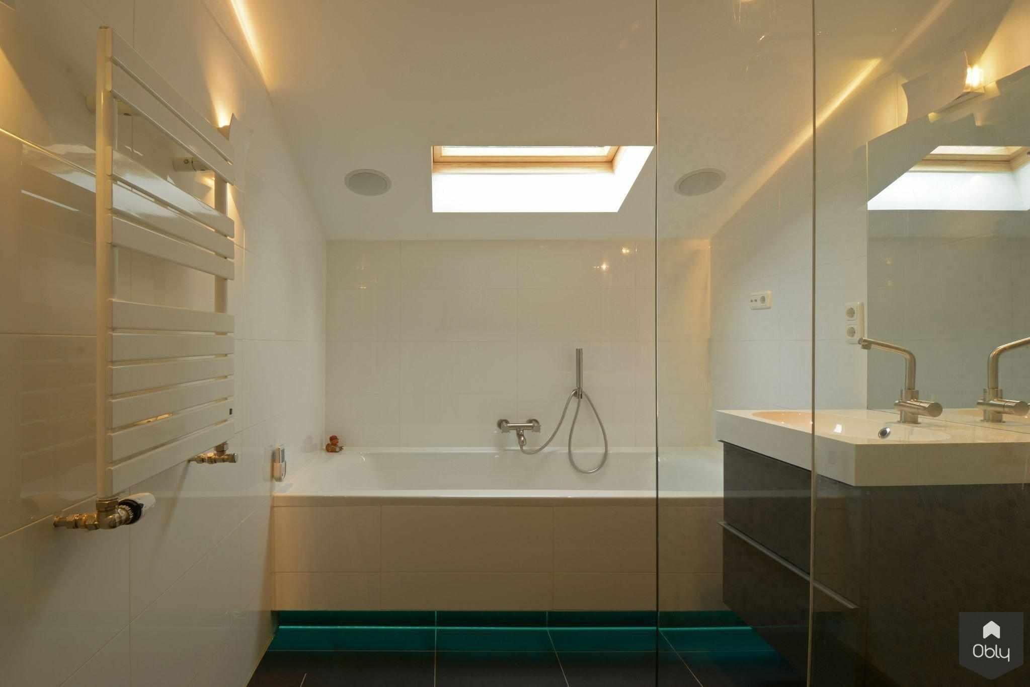 Villa Muiderberg - Badkamer-Maxim Winkelaar Architects-alle,Badkamer,daklicht,ligbad,moderne badkamer,renovatie,strakke afwerking,uitbouw-OBLY