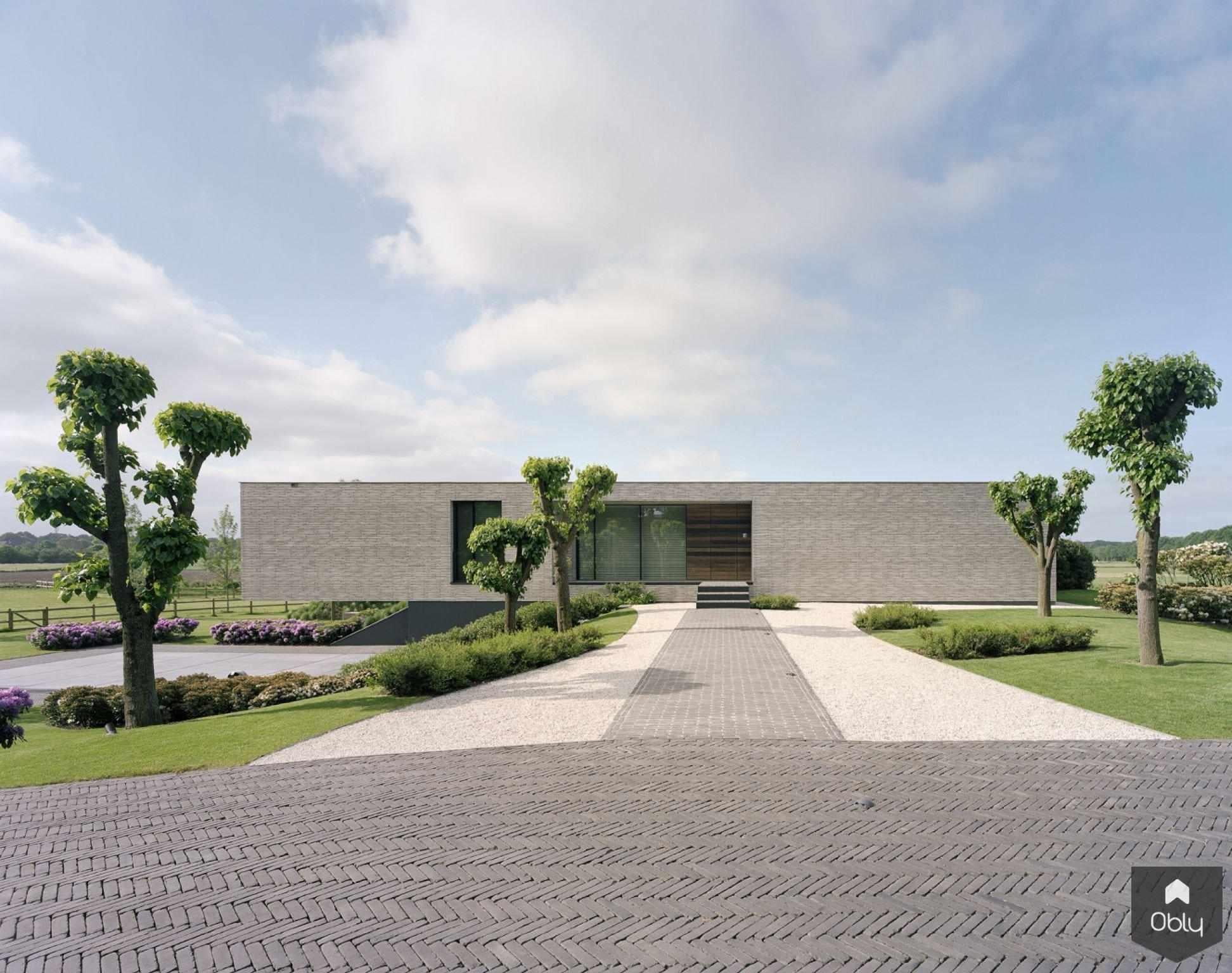 Villa met uitgekiende balans-KELLER minimal windows® by Kumasol-alle,architectuur design,Exterieur vrijstaand,grote raampartijen,luxe villa ontwerp,minimalistische woning,moderne gevel,moderne villa,strakke architectuur,symmetrisch ontwerp,villa nieuwbouw-OBLY