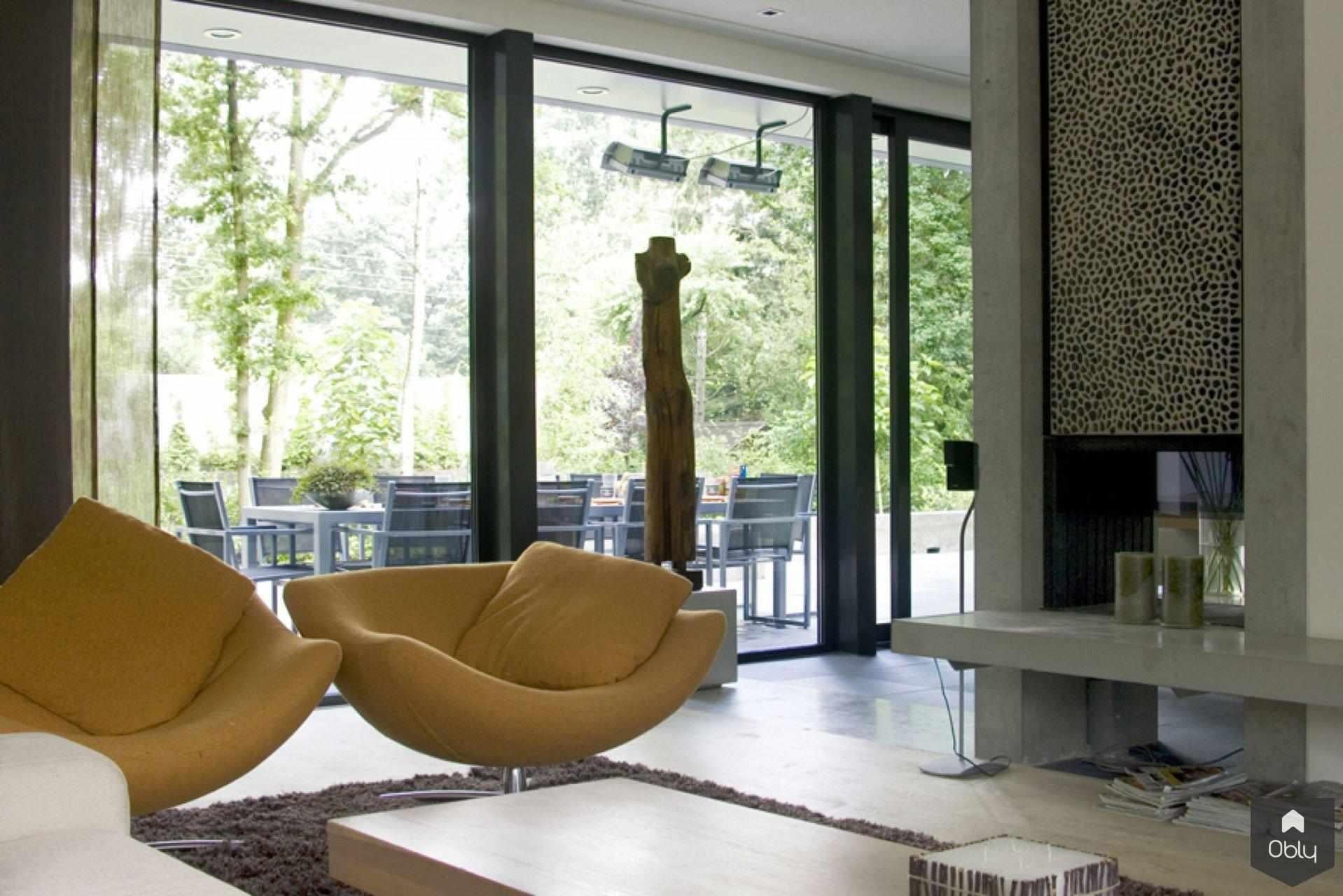 Villa met verbinding met natuur-Doreth Eijkens | Interieur Architectuur-alle,bosrijke villa inrichting,luxe villa interieur,maatwerk boekenkast,maatwerk interieurdesign,maatwerk keuken,moderne villa architectuur,verbinding binnen buiten,villa in natuur,warme natuurlijke materialen,Woonkamer-OBLY