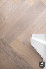 Visgraat vloer met vloerverwarming in licht appartement-The Woodstore-alle,Woonkamer-OBLY